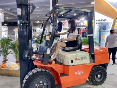 Fábrica de China 3500 kg Carretilla elevadora de almacén diésel pesado con contrapeso de cuatro ruedas (CPCD)