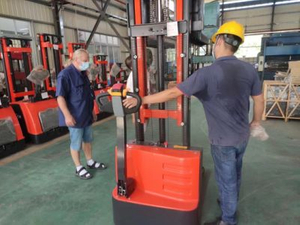 Elevador eléctrico de paletas de plomo ácido de 1,5 toneladas Onen Battery Stacker